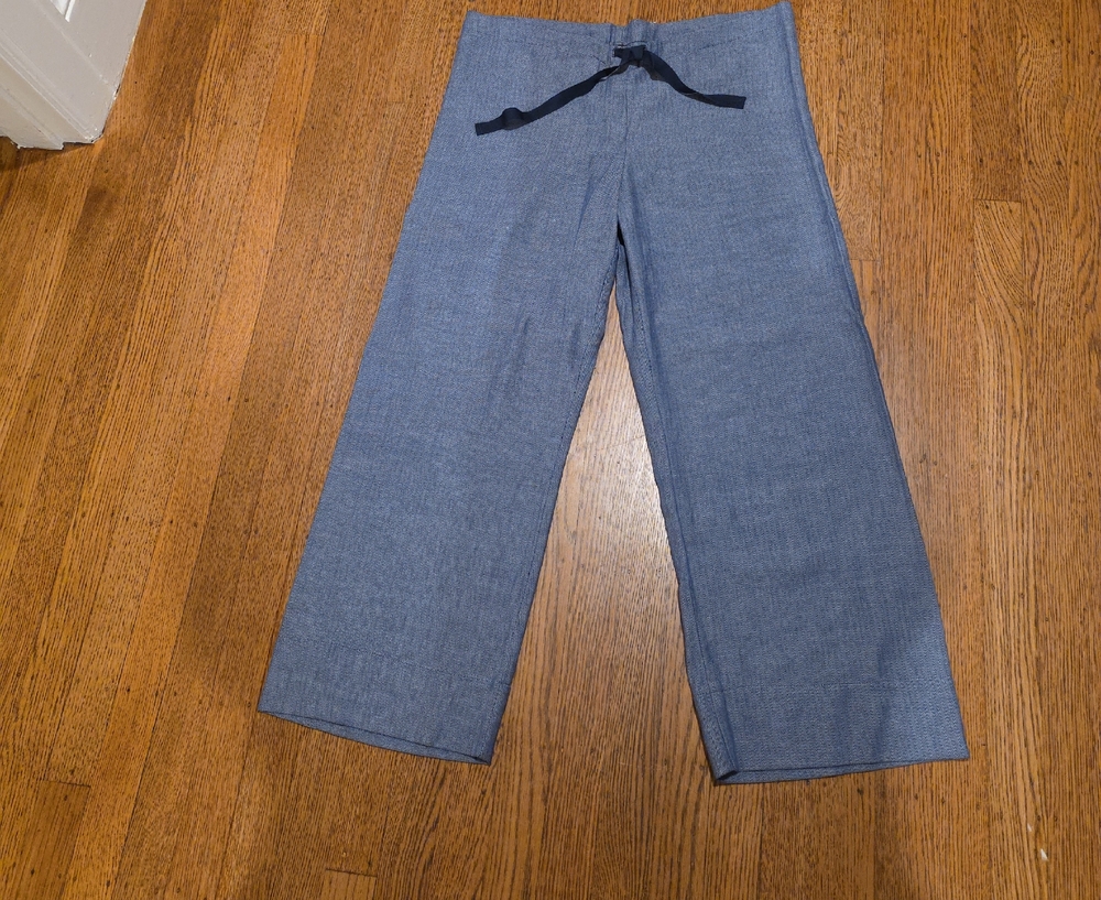 Blue Wide-Leg Capri Pants with Navy Tie